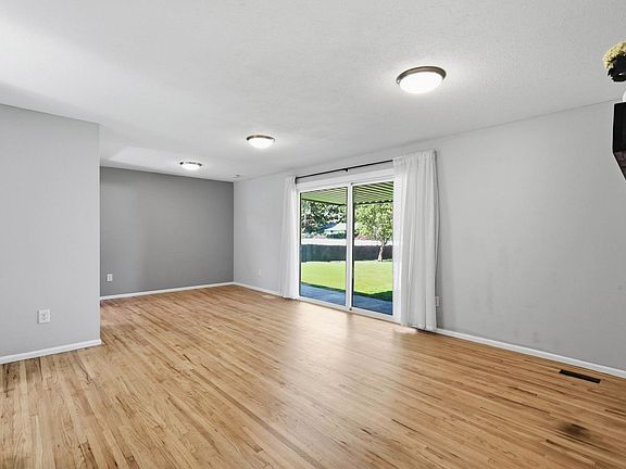 5th image of 1003 N Warren Rd