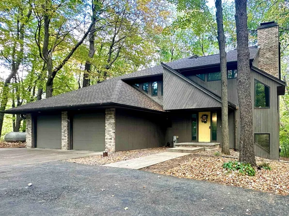 W10850 Deer Brook Ln, New London, WI 54961