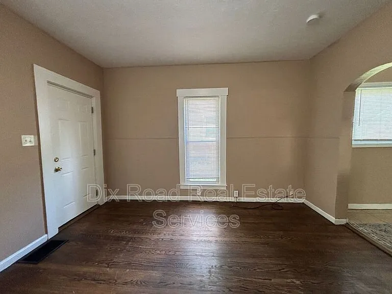 405 Moore St — Photo 8