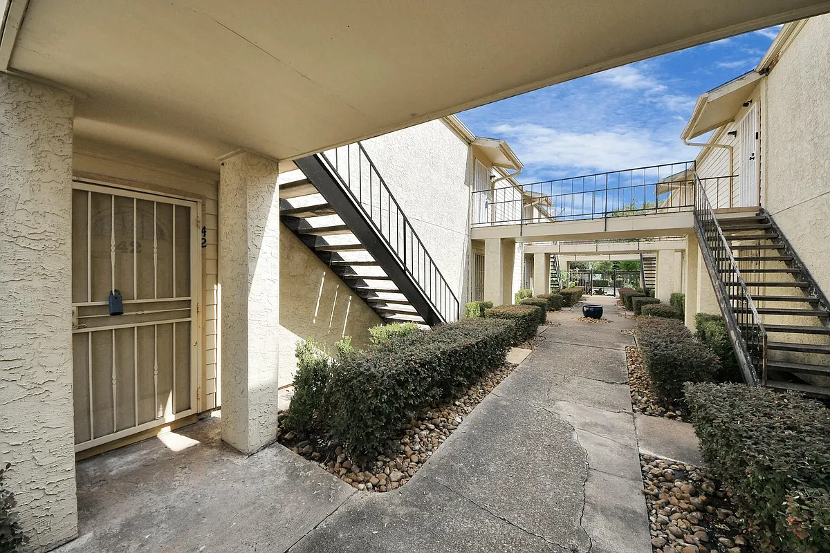 Building Photo - 10075 Westpark Dr #42