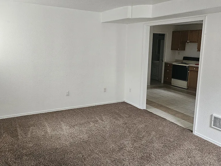 204 Lincoln St — Photo 2