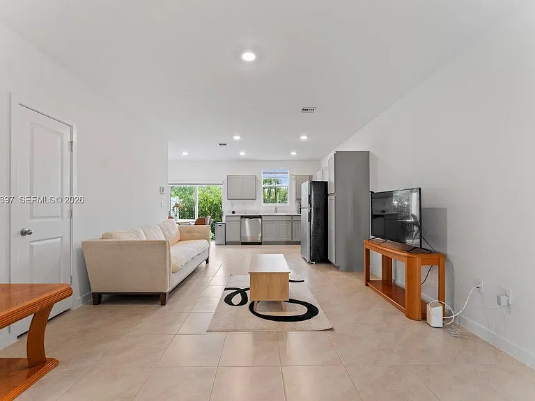336 NW 8th Ct — Photo 6