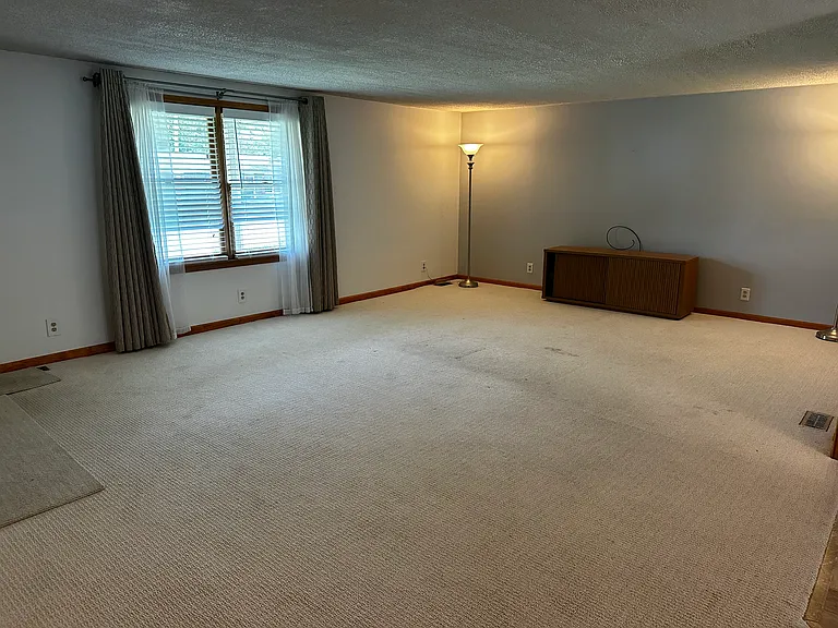 140 N Michael Dr — Photo 3