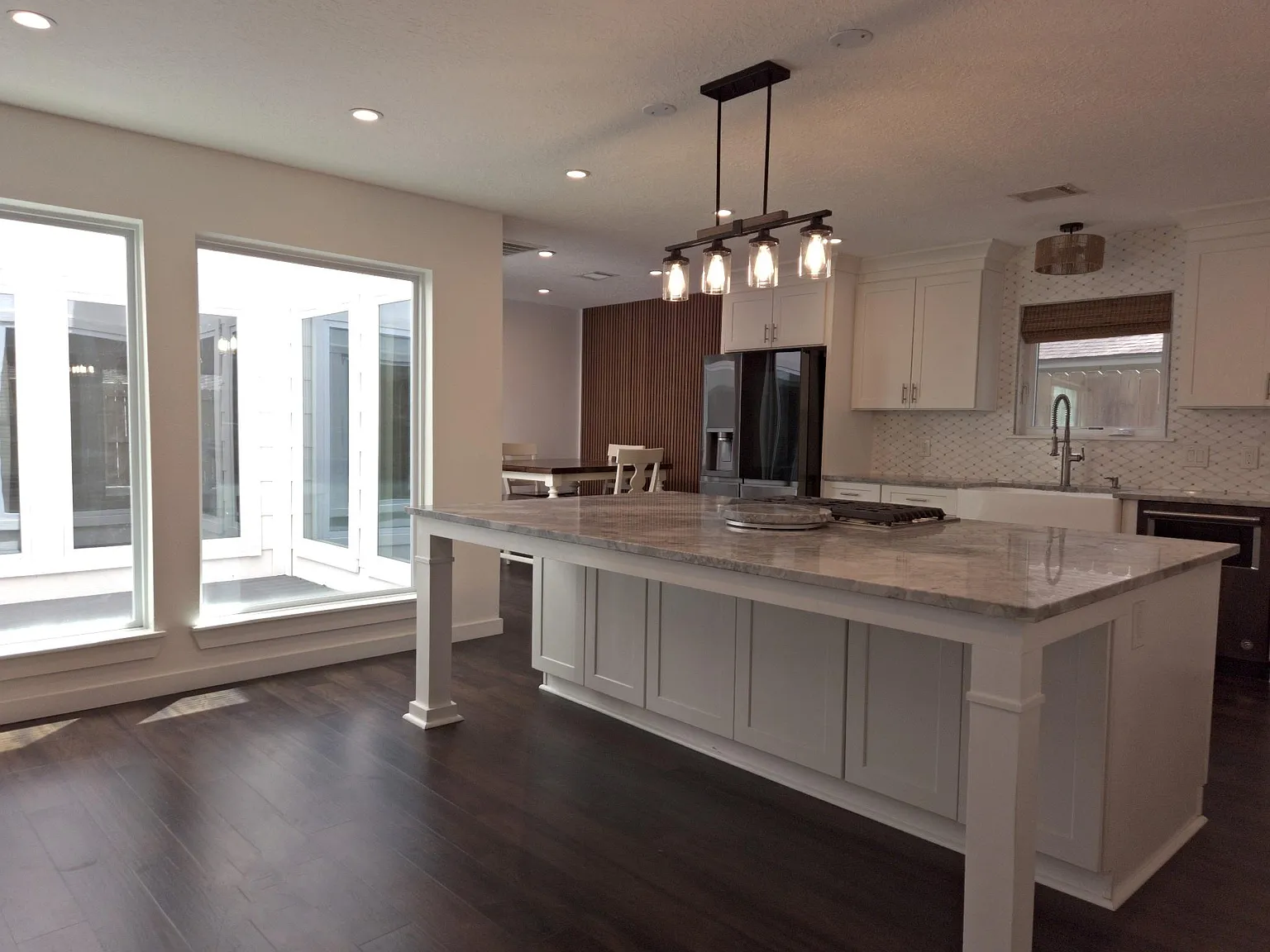 3 bed, 2.0 bath, 2064 sqft, $2,190 — Photo 3