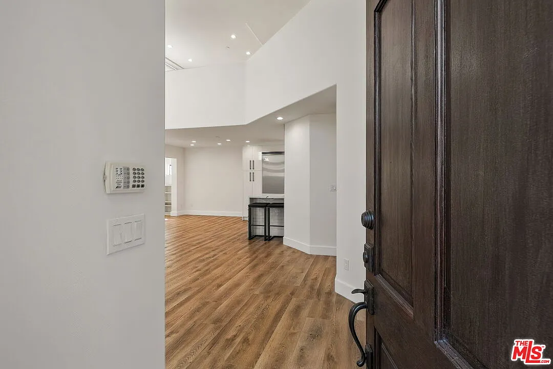 3 bed, 3.0 bath, 2178 sqft, $9,000 — Photo 2