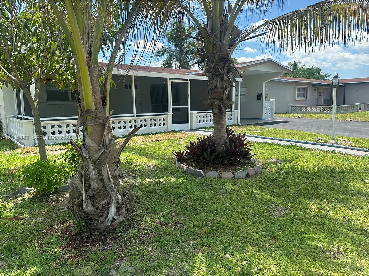 Photo 1 of 18 - 4616 NW 39th St - Lauderdale Lakes, FL Primary Photo - 4616 NW 39th St