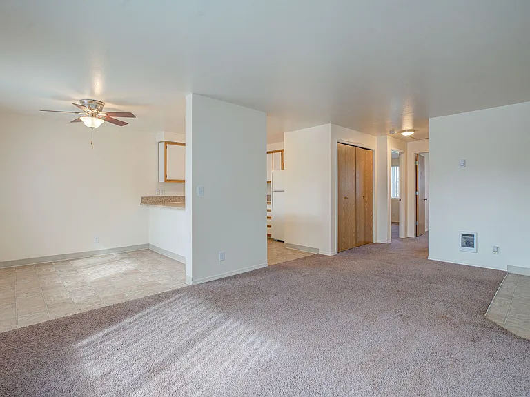 ELLSWORTH SQUARE APARTMENTS — Photo 25
