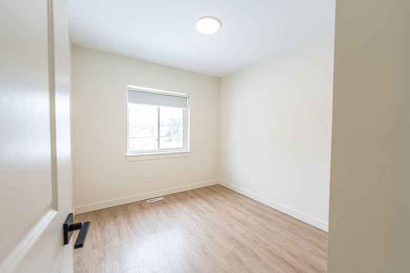 Winnipeg Apartment for rent - 3 Bedrooms — photo 13