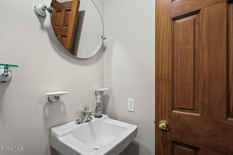 5th image of 10 Schlensker Drive
