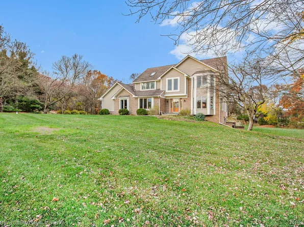10831 S Woodfield Cir, Brighton, MI 48114