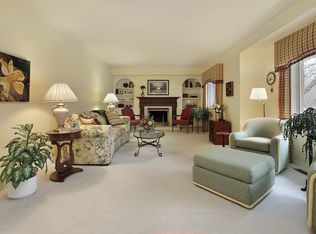 686 Halligan Cir, Lake Forest, IL 60045