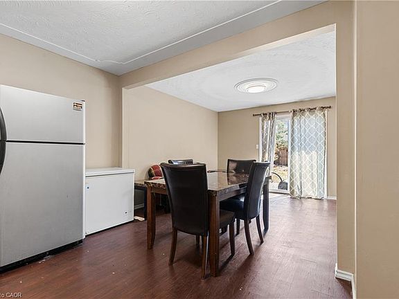 4th image of 23 Amherst Dr