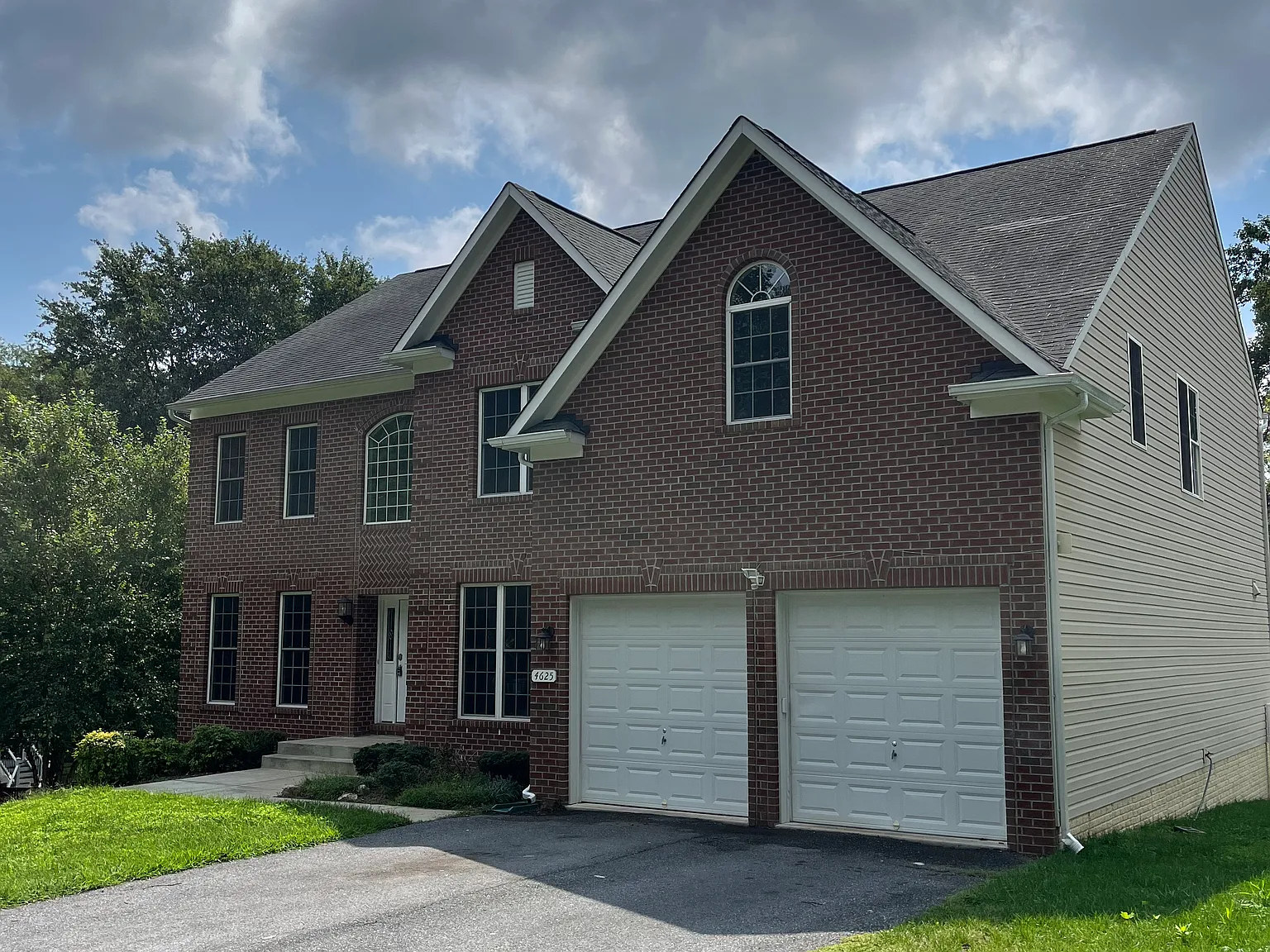 6 bed, 4.5 bath, 5290 sqft, $950 — Photo 2