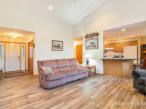 5th image of 3762 Bennington Dr NE