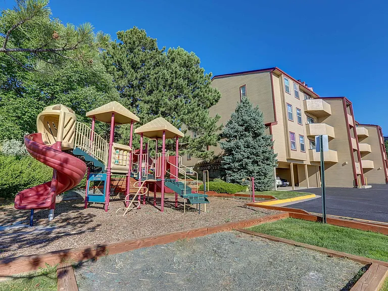 Americana Lakewood Apartments — Photo 8