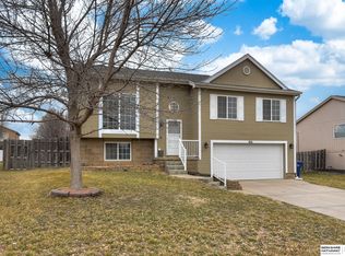 806 Lake Tahoe Dr, Papillion, NE 68046