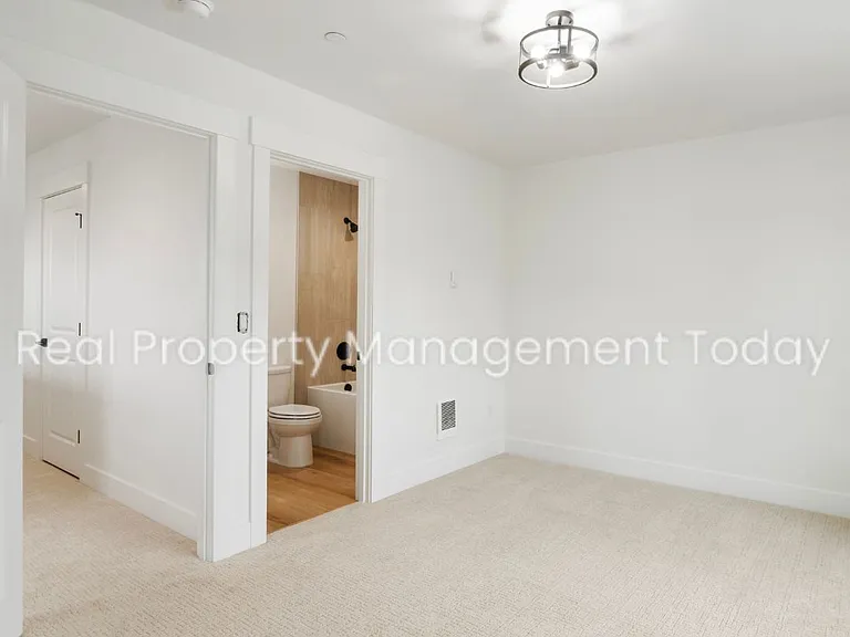 300 Larson St W — Photo 21