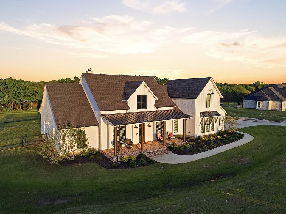 1st image of 221 Proctor Ln