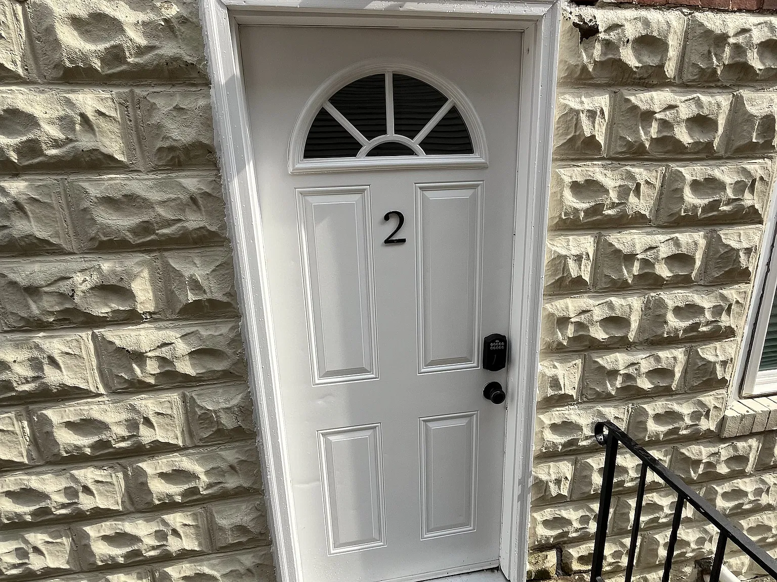 3 bed, 900 sqft, $2,100 — Photo 2