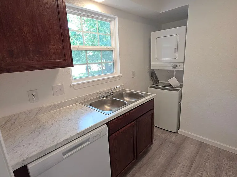 1300-1306 N Greenwich Ave — Photo 9