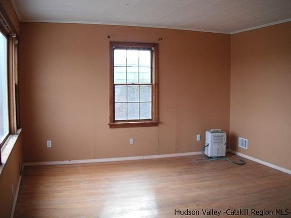 3rd image of 92 Orange St