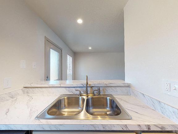 4th image of 1540 Chenault St #2104