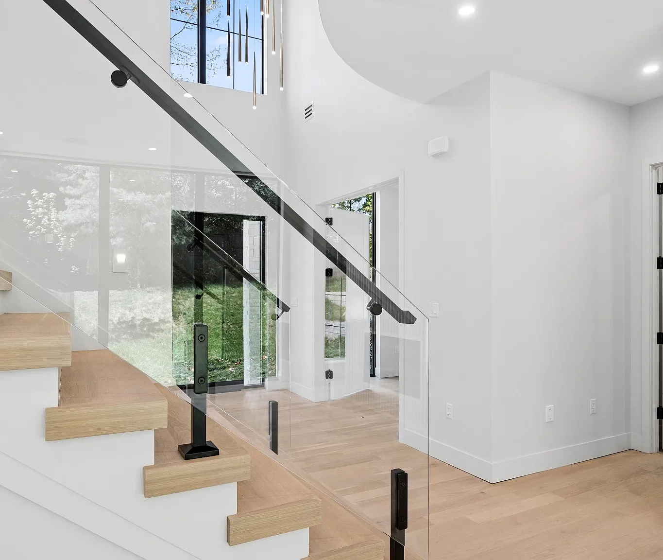 5 bed, 5200 sqft, $14,700 — Photo 4