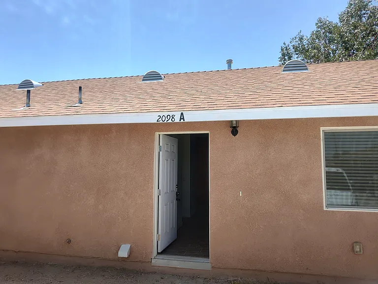 2098 Poplar St #A/B — Photo 2