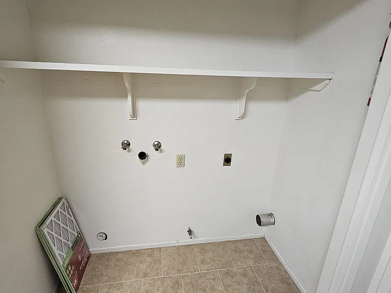 221 Lincoln Ave — Photo 4