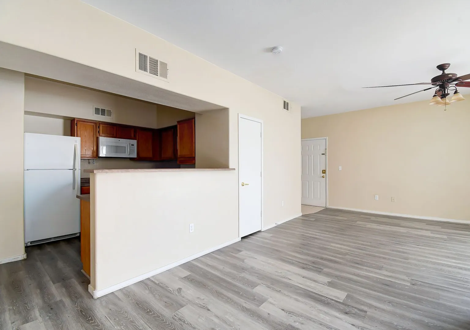 Beautiful Must See Condo! — Photo 4