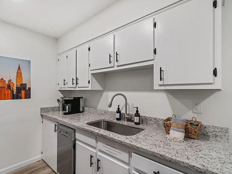 Gorgeous Renovated 1 & 2 Bedroom Apartment @ 1512 Court — Photo 9