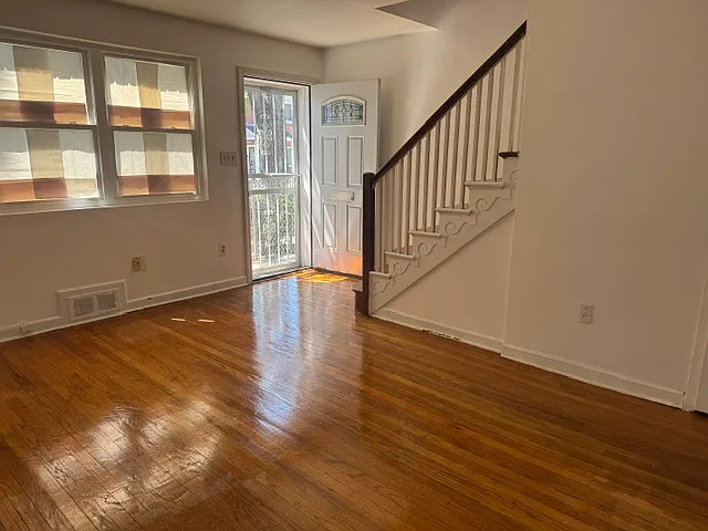 1021 47th Pl NE — Photo 7