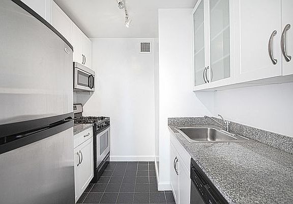 3rd image of 360 W 43rd St APT S6c