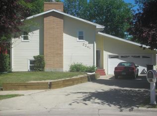 2241 Fallcreek Ct, Grand Forks, ND 58201