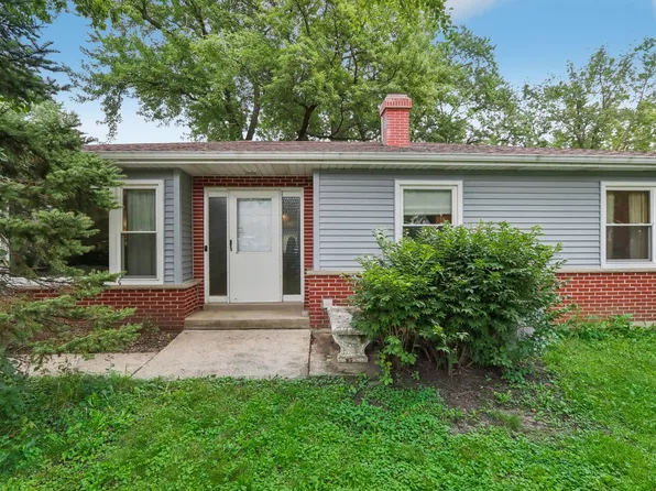 26125 N Hickory Ave, Mundelein, IL 60060
