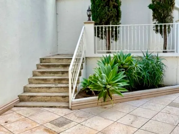 2618 N Vermont Ave, Los Angeles, CA 90027