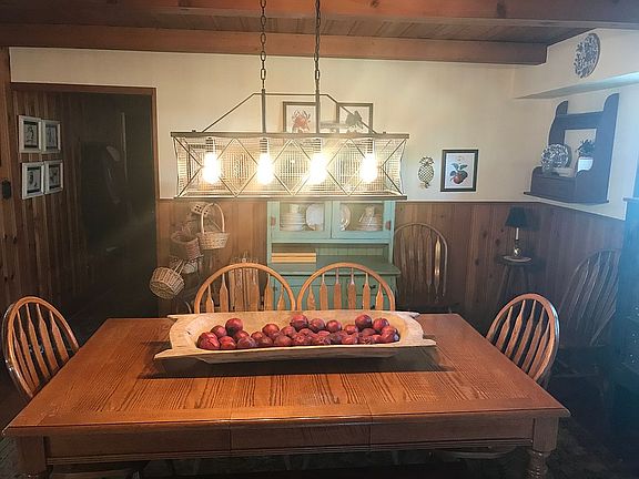 Dining Room (14’ 4”x 13’ 10”