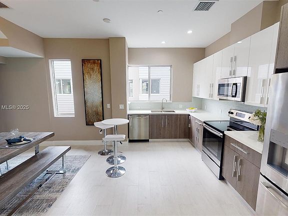 3rd image of 614 NE 12th Ave #614