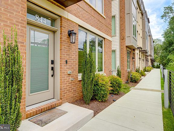 3rd image of 844 Thompson Cres #54