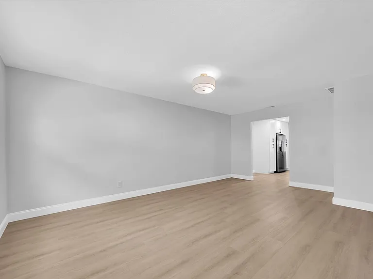 3009 W Binnicker Ave — Photo 13