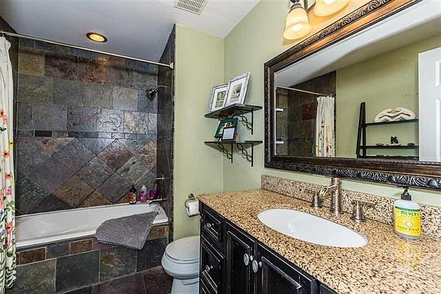 upstairs bathroom (in between the 2 bedrooms)