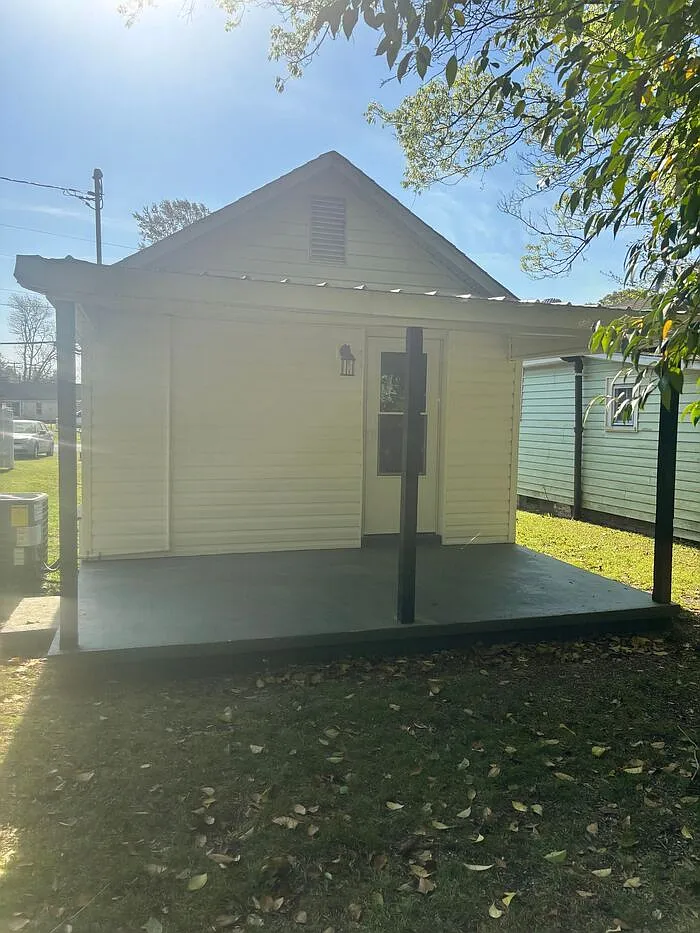 2 bed, 1.0 bath, 921 sqft, $1,300 — Photo 2
