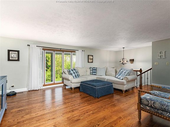 5th image of 521 Sheridan Cir