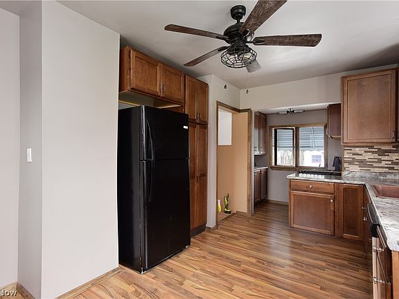 3rd image of 233 Grant St
