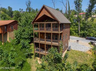 519 Edgewood Dr, Gatlinburg, TN 37738