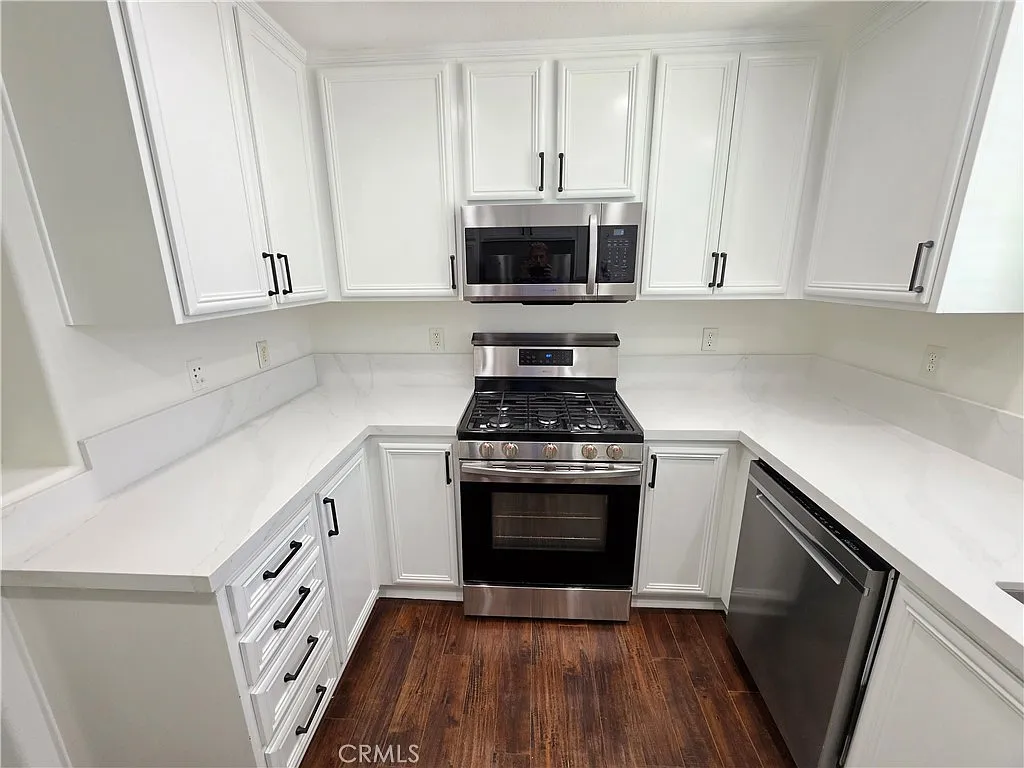 2 bed, 2.5 bath, 1294 sqft, $3,800 — Photo 4