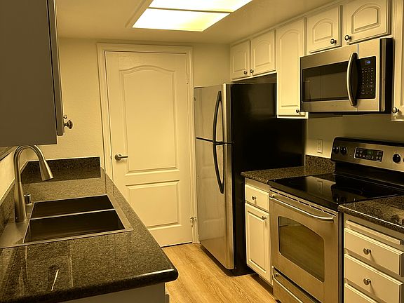 5th image of 12067 Alta Carmel Ct Unit 70