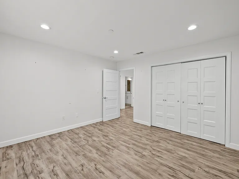 9104 Burnet Ave — Photo 19