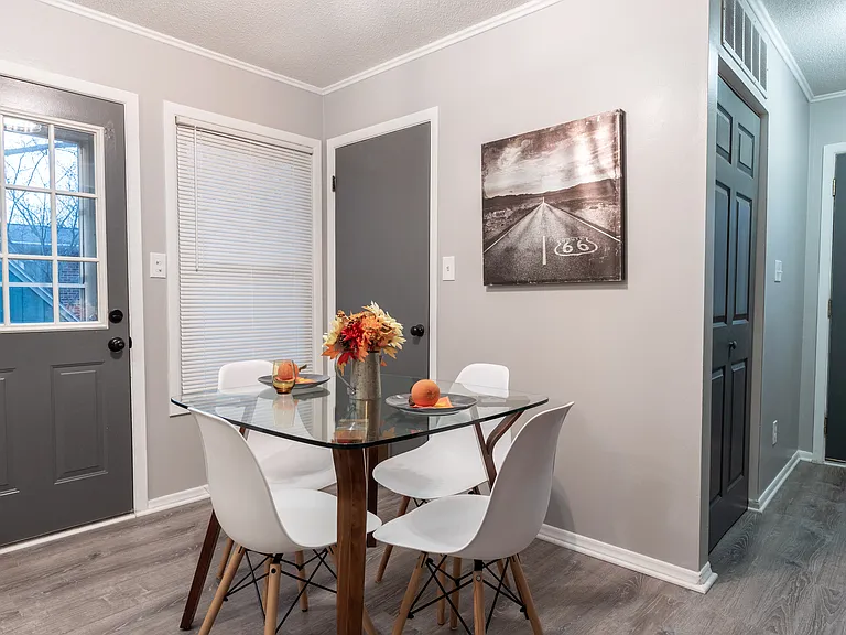 2060 Winewood Dr — Photo 4
