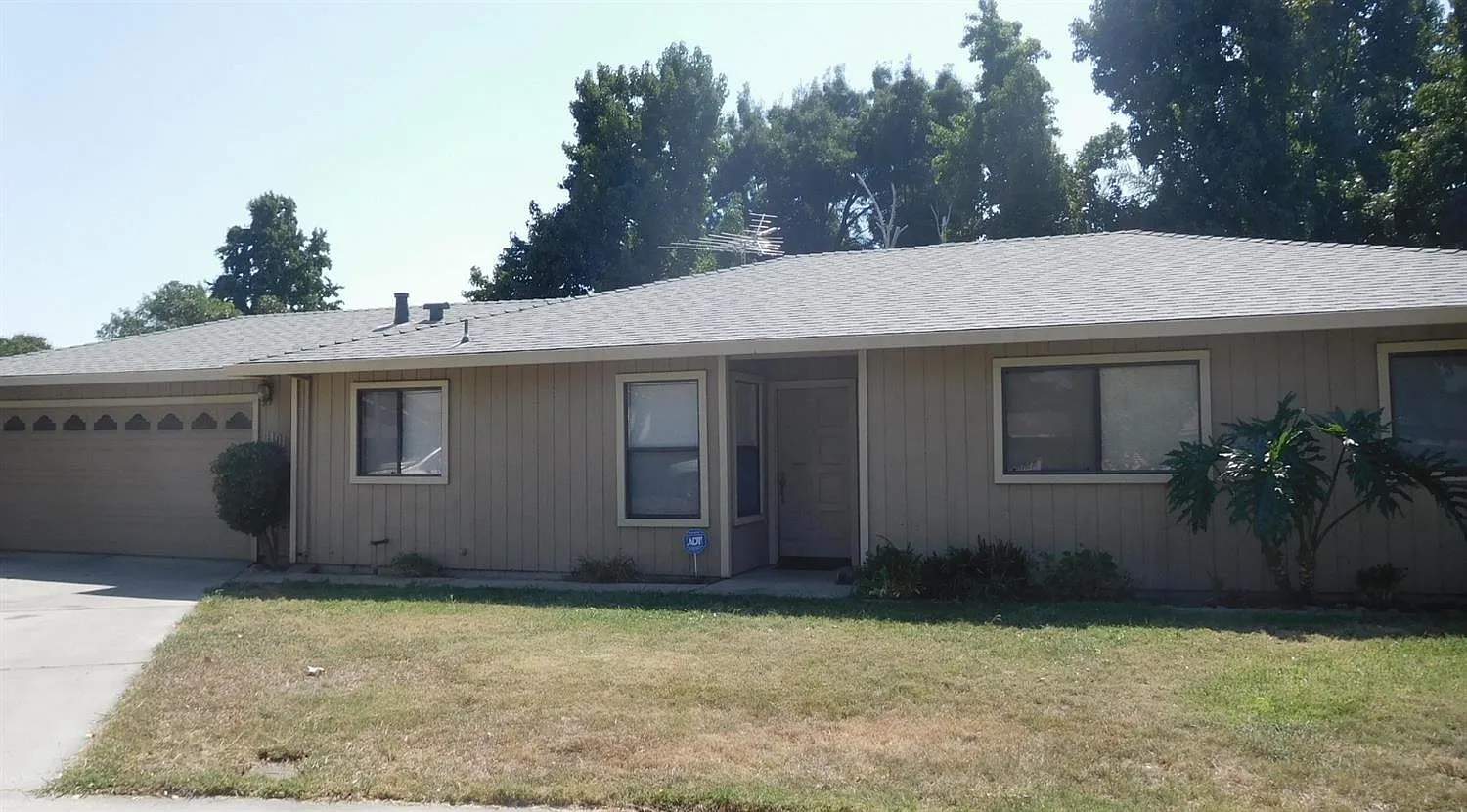 1101 Higgins Ct photo 1